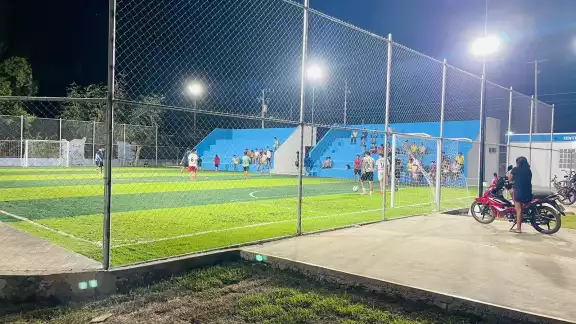 Emmanuel Hernández trató de tener el control de la cancha recién inaugurada en la comunidad Emmanuel Hernández trató de tener el control de la cancha recién inaugurada en la comunidad