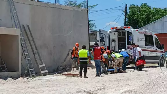 Un trabajador cayó desde cinco metros de altura mientras laboraba en una construcción en Escárcega. Un trabajador cayó desde cinco metros de altura mientras laboraba en una construcción en Escárcega.