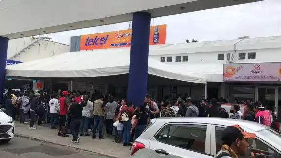 Yucatecos llegan al módulo del INE en Mérida pese a la presencia de lluvias