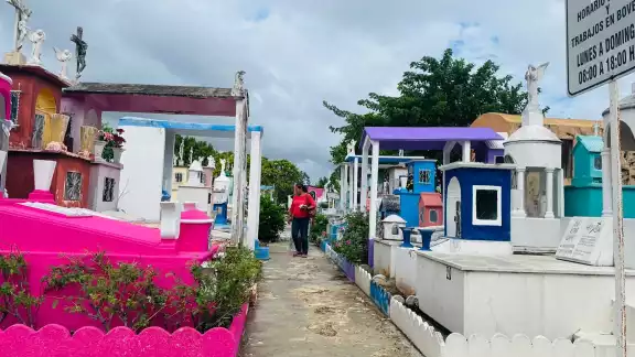 El cementerio de Xoclán recibe a cientos de personas