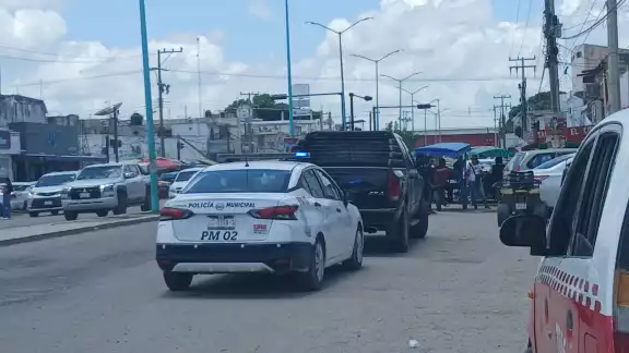 En Escárcega, una conductora dejó estacionada su camioneta Dodge Ram a media avenida Justo Sierra Méndez. En Escárcega, una conductora dejó estacionada su camioneta Dodge Ram a media avenida Justo Sierra Méndez.