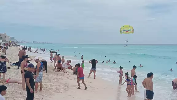 Bañistas visitan las playas de Cancún durante este domingo de elecciones