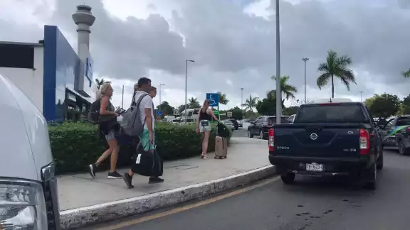 La congestión vehicular en la entrada al Aeropuerto Internacional de Cancún causó que los turistas buscaran otra manera de llegar a sus terminales