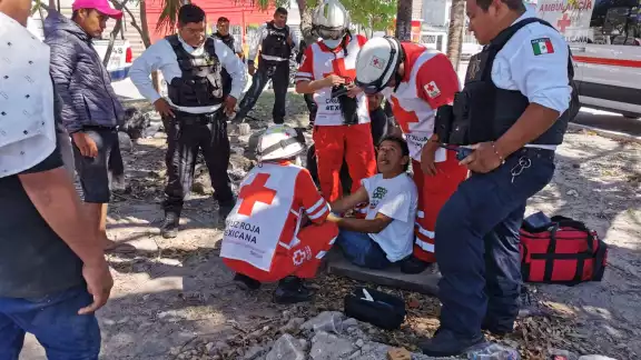 El hombre se encontraba en un parque asando carnes, tuétanos y legumbres
