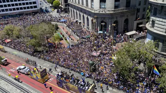 San Francisco se pinto de amarillo y azul por los festejos de la NBA de los Warriors San Francisco se pinto de amarillo y azul por los festejos de la NBA de los Warriors