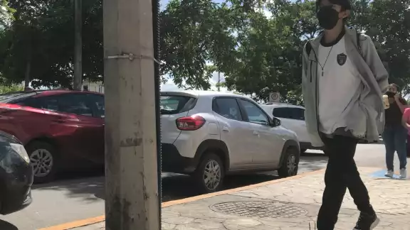 Casi todos los jóvenes dejaron de usar la protección, ya que en las escuelas es optativo. Casi todos los jóvenes dejaron de usar la protección, ya que en las escuelas es optativo.