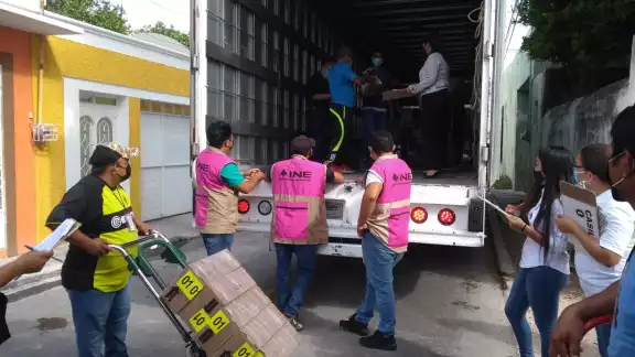 Al arribo de la unidad automotriz fue custodiada por elementos de la Secretaría de Marina Al arribo de la unidad automotriz fue custodiada por elementos de la Secretaría de Marina
