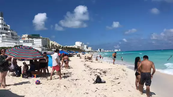 El color turquesa de la playa atrajo a bañistas de varios puntos de la ciudad