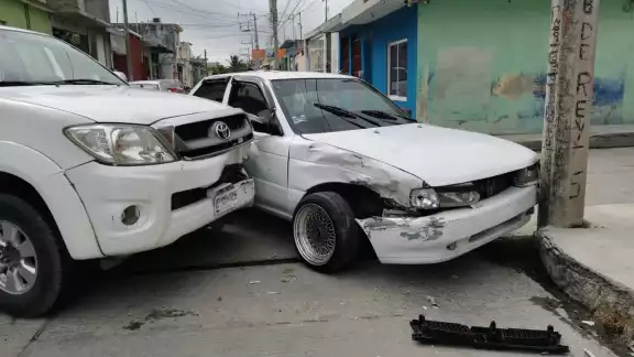 Ambos vehículos resultaron con daños materiales Ambos vehículos resultaron con daños materiales