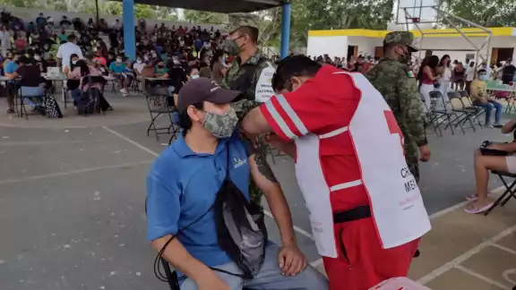 Autoridades confirmaron que se encuentran en camino otras 6 mil 600 vacunas contra COVID-19 para poder atender la gran demanda de los jóvenes Autoridades confirmaron que se encuentran en camino otras 6 mil 600 vacunas contra COVID-19 para poder atender la gran demanda de los jóvenes