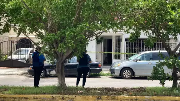 La vivienda cateada se ubica en la calle Venustiano Carranza, de donde la FGE retiró computadoras, discos duros y celulares para seguir la investigación.