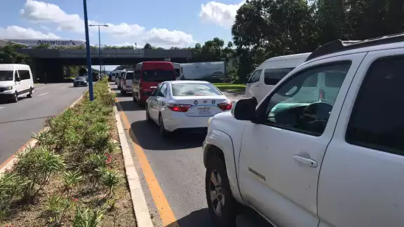 La fila de vehículos se extendió desde la entrada del aeropuerto de Cancún hasta el Boulevard Luis Donaldo Colosio