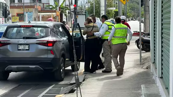 Una mujer de 67 años cayó debido al mal estado de las calles en la avenida Francisco I. Madero