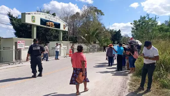El Presidente de la República llegó a a Campeche a bordo de un helicóptero propiedad de la Sedena El Presidente de la República llegó a a Campeche a bordo de un helicóptero propiedad de la Sedena
