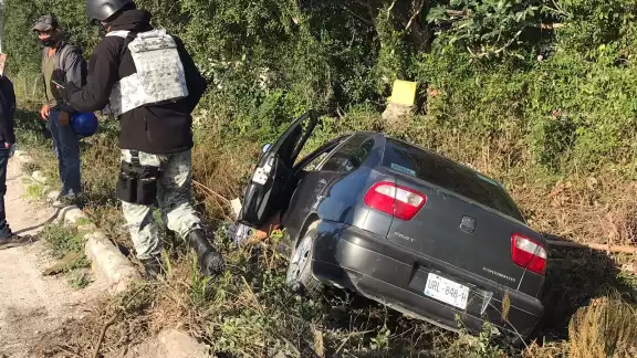 Elementos de la Guardia Nacional ayudaron al automovilista tras accidentarse en el Periférico de Cancún Elementos de la Guardia Nacional ayudaron al automovilista tras accidentarse en el Periférico de Cancún