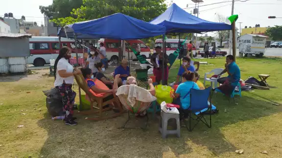 Suman más de 250 personas las inconformes, mismas que velarán por turnos debajo de una carpa Suman más de 250 personas las inconformes, mismas que velarán por turnos debajo de una carpa
