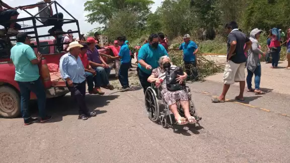 Una mujer de la tercera edad que provenía de la ciudad de Campeche, se vio afectada al momento de ingresar a Hopelchén Una mujer de la tercera edad que provenía de la ciudad de Campeche, se vio afectada al momento de ingresar a Hopelchén