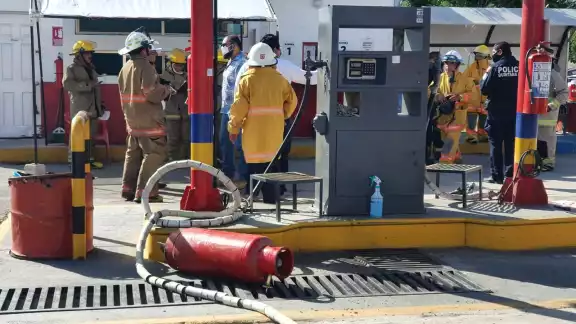Bomberos y Protección Civil de Chetumal acudieron a la zona para movilizar a ciudadanos y controlar la fuga de gas Bomberos y Protección Civil de Chetumal acudieron a la zona para movilizar a ciudadanos y controlar la fuga de gas