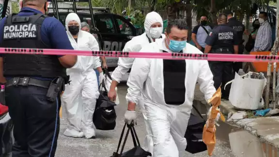 El lugar fue acordonado por los policías El lugar fue acordonado por los policías
