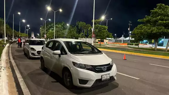 Cinco personas fueron detenidas y once vehículos asegurados en un operativo de alcoholimetría en el malecón de la ciudad. Cinco personas fueron detenidas y once vehículos asegurados en un operativo de alcoholimetría en el malecón de la ciudad.