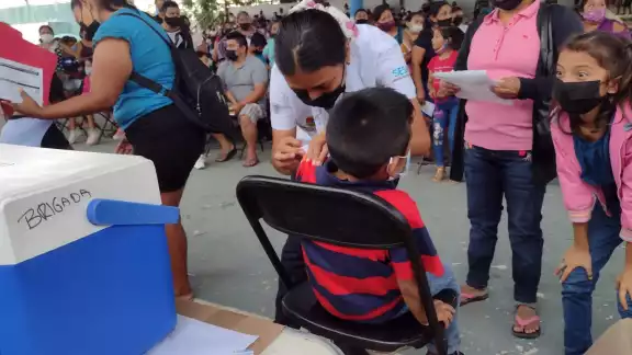 Las niñas y niños de cinco a 11 años de Playa del Carmen deberán esperar a que la SESA asigne las nuevas fechas para que sean vacunados contra el COVID Las niñas y niños de cinco a 11 años de Playa del Carmen deberán esperar a que la SESA asigne las nuevas fechas para que sean vacunados contra el COVID