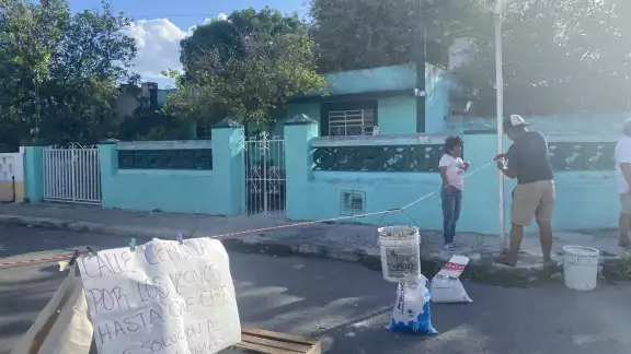 Vecinos han optado por bloquear calles y retener empleados de la CFE Vecinos han optado por bloquear calles y retener empleados de la CFE