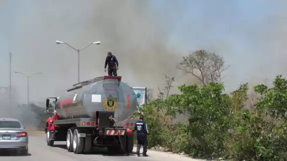 Los bomberos ya se encuentran apagando las llamas Los bomberos ya se encuentran apagando las llamas