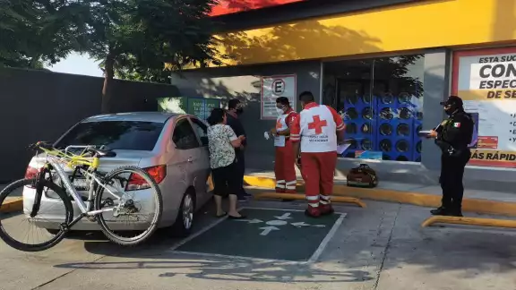 El hombre afectado salió corriendo hacia su auto narrándole a su esposa lo sucedido, sin embargo, solicitaron la presencia de los paramédicos Cruz Roja
