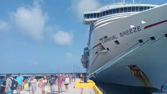 Esta línea de cruceros cuenta con un total de 24 barcos, los cuales navegan desde 14 puertos de los Estados Unidos