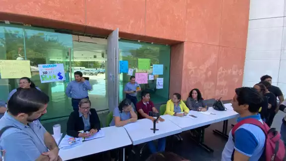 Estudiantes de la UNACAR entregaron un pliego petitorio contra el alza de aranceles