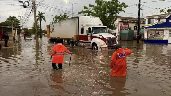 El nivel del agua subió en diferentes calles y avenidas El nivel del agua subió en diferentes calles y avenidas