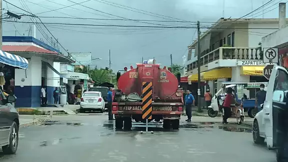 La pipa del Cuerpo de Bomberos en Carrillo Puerto quedó varada sobre la avenida Lázaro Cárdenas, lo que causó un bloqueo vial cerca del mercado municipal La pipa del Cuerpo de Bomberos en Carrillo Puerto quedó varada sobre la avenida Lázaro Cárdenas, lo que causó un bloqueo vial cerca del mercado municipal