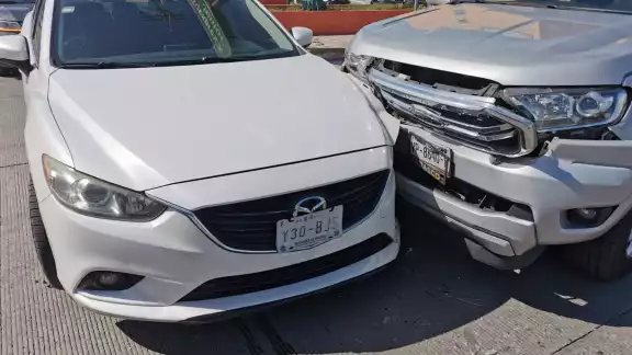 Aparatoso accidente en cruce de Isla de Tris deja cuantiosos daños y sin lesionados Aparatoso accidente en cruce de Isla de Tris deja cuantiosos daños y sin lesionados