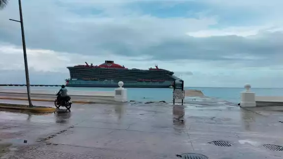 El crucero Norwegian Prima canceló su arribo a Cozumel, sin embargo, atracó el hotel flotante Valiant Lady El crucero Norwegian Prima canceló su arribo a Cozumel, sin embargo, atracó el hotel flotante Valiant Lady
