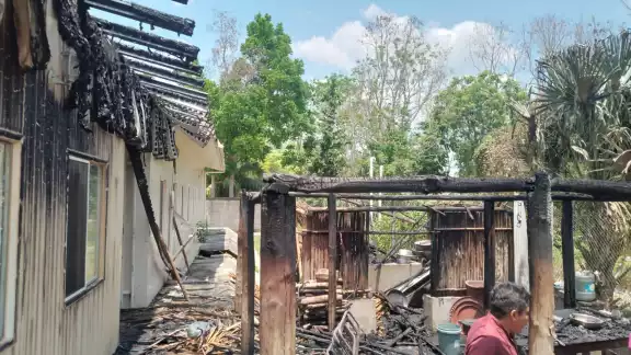 La cocina de madera y huano quedó reducida en cenizas La cocina de madera y huano quedó reducida en cenizas
