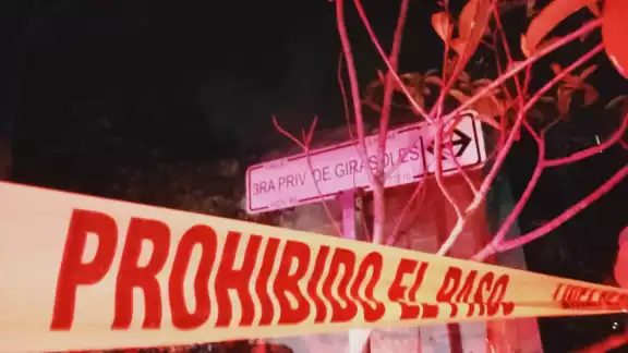 El lugar fue acordonado por elementos de la policía y acudió personal médico forense para el levantamiento del cuerpo El lugar fue acordonado por elementos de la policía y acudió personal médico forense para el levantamiento del cuerpo