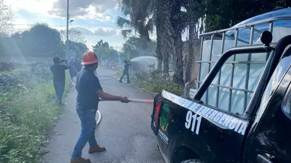 Cuerpo de Bomberos de Ticul acudieron para sofocar el fuego, que pudo extenderse más en el predio de Oxkutzcab Cuerpo de Bomberos de Ticul acudieron para sofocar el fuego, que pudo extenderse más en el predio de Oxkutzcab