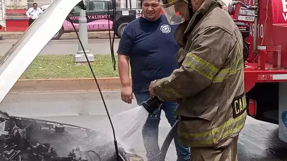 Bomberos lograron controlar el incendio del auto