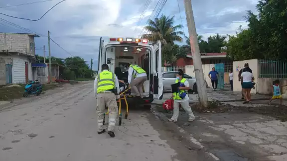 Una estudiante de la primaria Benito Juárez en Escárcega fue trasladada al hospital.