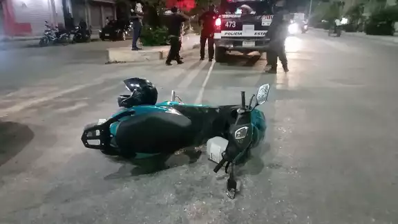 La motocicleta quedó tiras en la calle tras el accidente provocado por un hombre que intentó darse a la fuga La motocicleta quedó tiras en la calle tras el accidente provocado por un hombre que intentó darse a la fuga