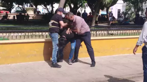 El joven de 23 año de edad fue detenido por dos policías, como se muestra en la reconstrucción de los hechos