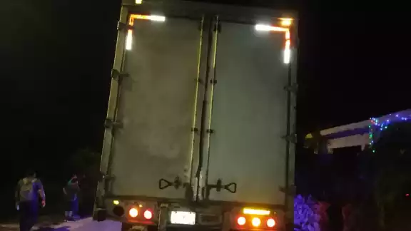 El conductor de la pesada unidad no se habría percatado de que el vehículo se atoró en el tendido, desprendiendo de raíz la toma de corriente y el medidor del domicilio El conductor de la pesada unidad no se habría percatado de que el vehículo se atoró en el tendido, desprendiendo de raíz la toma de corriente y el medidor del domicilio