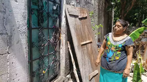 Los vidrios de las ventanas se rompieron debido a que la mujer lanzó piedras