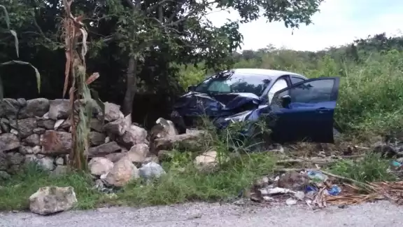 Conductora pierde el control y se sale del periférico en Buctzotz Conductora pierde el control y se sale del periférico en Buctzotz