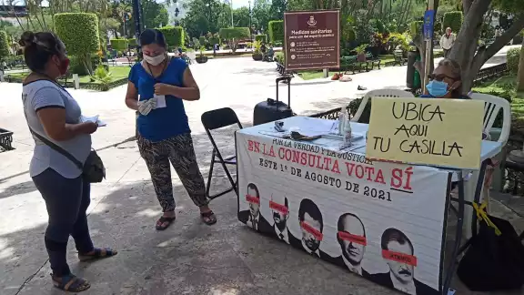 El INE ubicó una mesa en la Plaza Grande de Mérida para que los votantes puedan ubicar su casilla El INE ubicó una mesa en la Plaza Grande de Mérida para que los votantes puedan ubicar su casilla