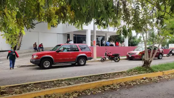 Críticas al Sistema de Salud Público en la capital; pacientes buscan alternativas económicas