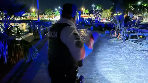 Policía frustra reunión de menores con alcohol en embarcadero de San Román Policía frustra reunión de menores con alcohol en embarcadero de San Román