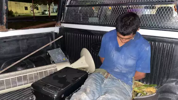 El hombre intentó escapar, pero fue detenido durante una persecución El hombre intentó escapar, pero fue detenido durante una persecución