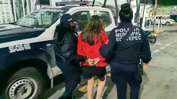 Encuentran pasaportes falsos de Nepal y La India en Ecatepec durante desalojo Encuentran pasaportes falsos de Nepal y La India en Ecatepec durante desalojo