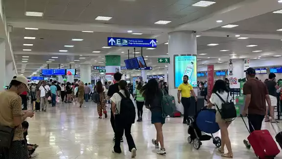 Los pasajeros esperan impacientes por abordar sus vuelos Los pasajeros esperan impacientes por abordar sus vuelos
